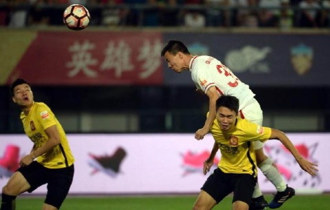 开云体育在线-包含辽宁本钢训练开放日，清晨队长鼓劲引欢呼，中超在即，更衣室氛围转暖的词条